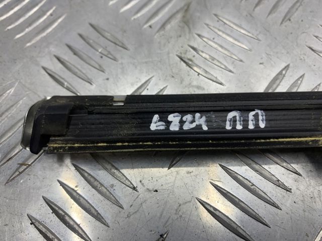Уплотнитель стекла передней двери правой внешний A1667250265 MERCEDES