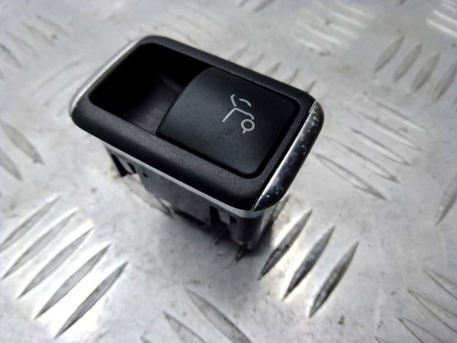 Кнопка салона привода замка 3/5 двери (ляды)/крышки багажника A1668707610 MERCEDES