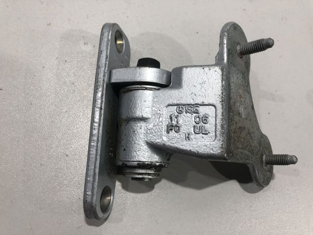 Петля задней двери, левой A2047301237 MERCEDES