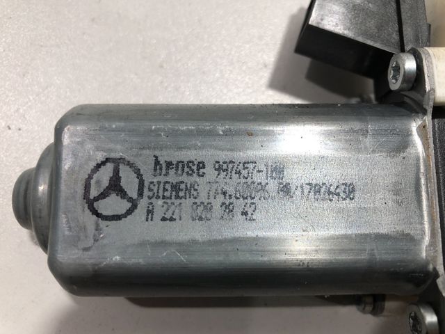 Мотор стеклоподъемника двери передней, правой A2218202842 MERCEDES