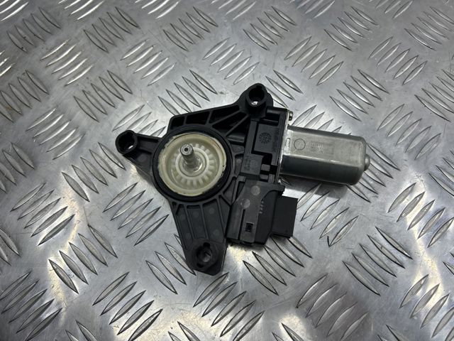 Моторчик стеклоподъемника двери задней, правой A2469063200 MERCEDES