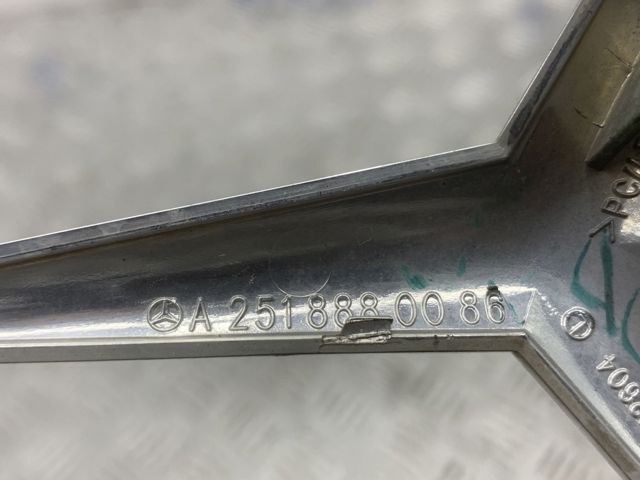 Эмблема решетки радиатора A2518880086 MERCEDES