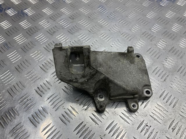 Кронштейн подушки (опоры) двигателя, правой A2782234804 MERCEDES
