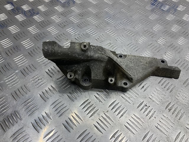Кронштейн подушки (опоры) двигателя, левой A2782236704 MERCEDES