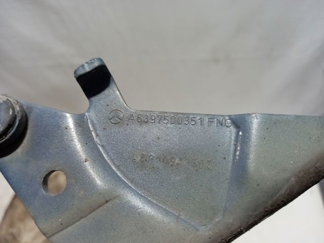 Завеса капота правая A6397500351 MERCEDES