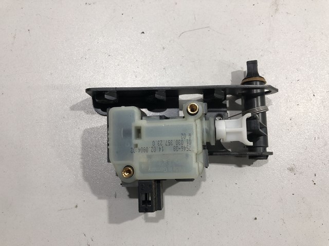 Замок двери багажника FUG500150 LAND ROVER
