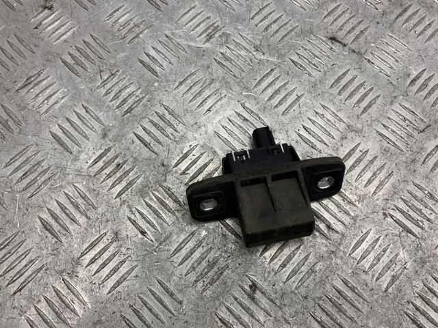 Кнопка привода замка третей/пятой двери KB7W624B0 MAZDA
