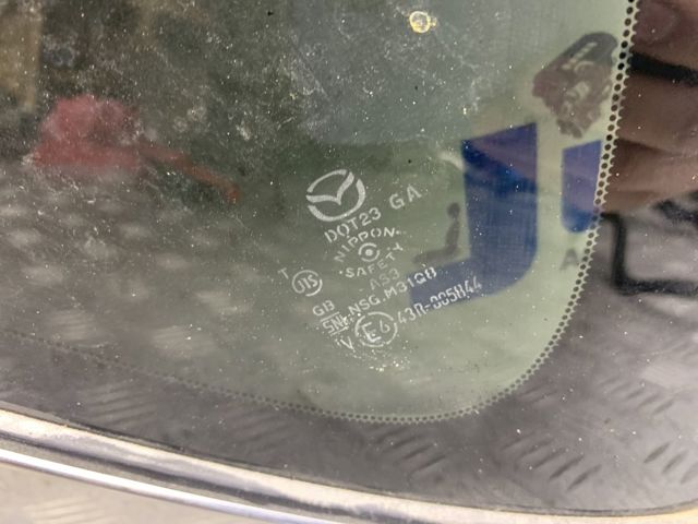 MAZDA KB7W62950A Стекло кузова (багажного отсека) правое в наличии Винница
