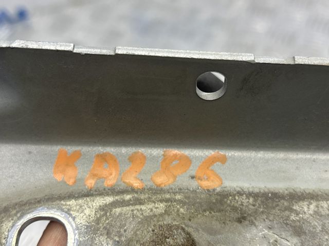 Шарнир капота правый LR001562 LAND ROVER