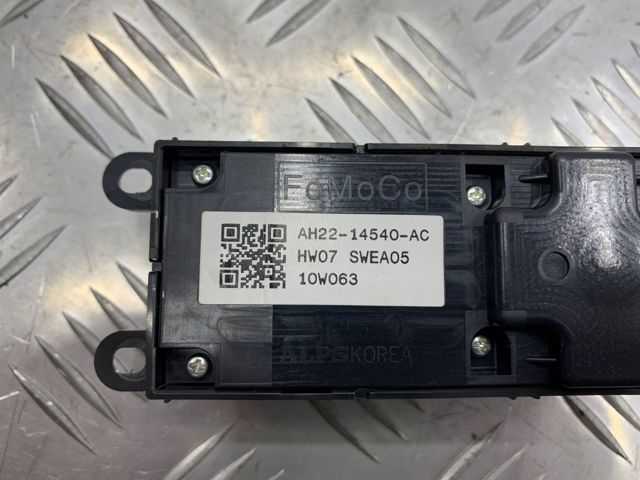 Кнопки переднего левого стеклоподъемника LR013883 LAND ROVER