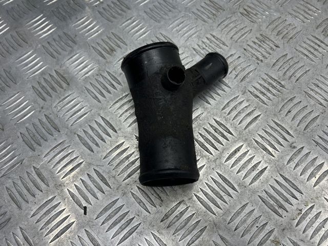 Патрубок интеркуллера LR024518 LAND ROVER