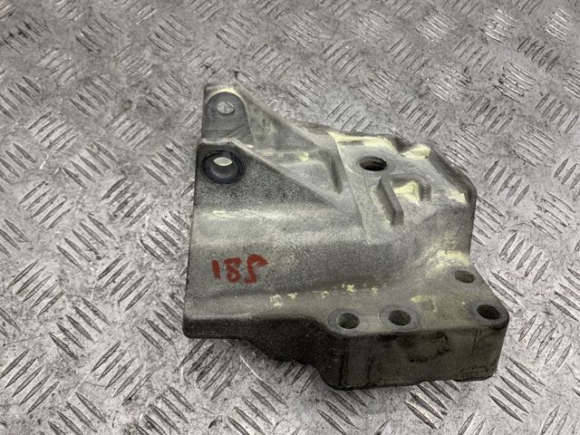 Кронштейн подушки (опоры) двигателя, правой LR024736 LAND ROVER