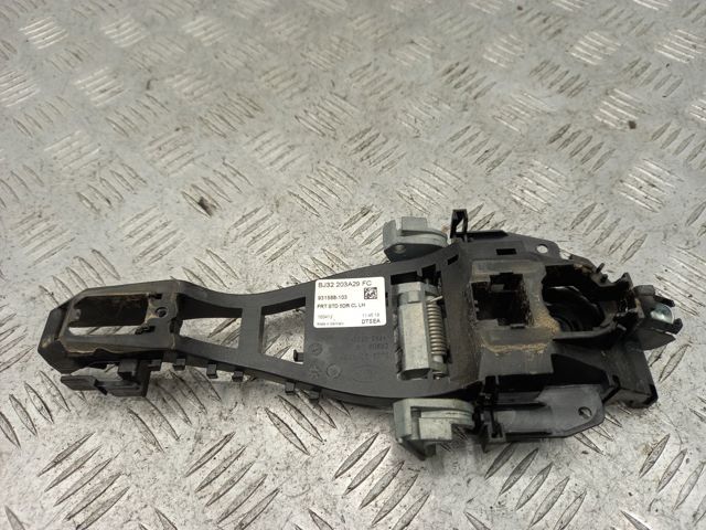 Держатель наружной ручки двери, передней левой LR025541 LAND ROVER