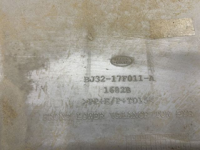 LR026539 LAND ROVER Заглушка бампера буксировочного крюка передняя купить в Винница