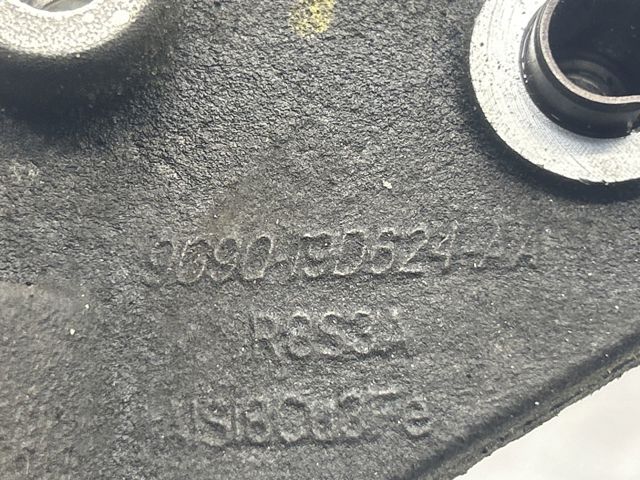 Кронштейн компрессора кондиционера LR028882 LAND ROVER