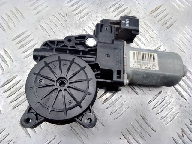 Мотор стеклоподъемника двери передней, левой LR031661 LAND ROVER