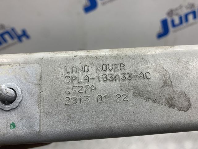 Кронштейн передней панели левый LR033057 LAND ROVER