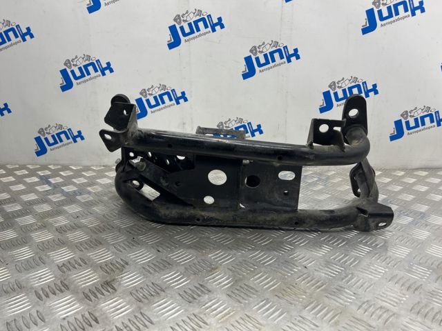 Балка крепления коробки передач LR033177 LAND ROVER