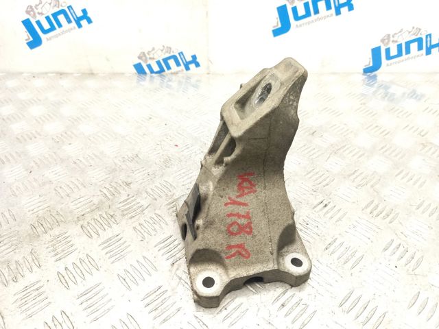 Кронштейн подушки (опоры) двигателя, правой LR033180 LAND ROVER