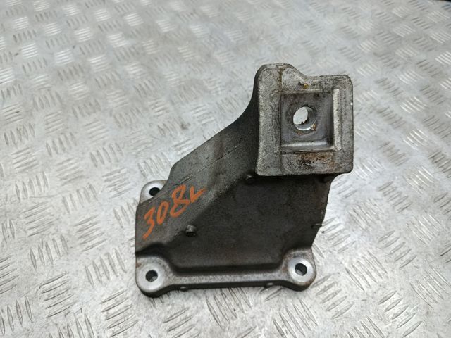 Кронштейн подушки (опоры) двигателя, левой LR033183 LAND ROVER