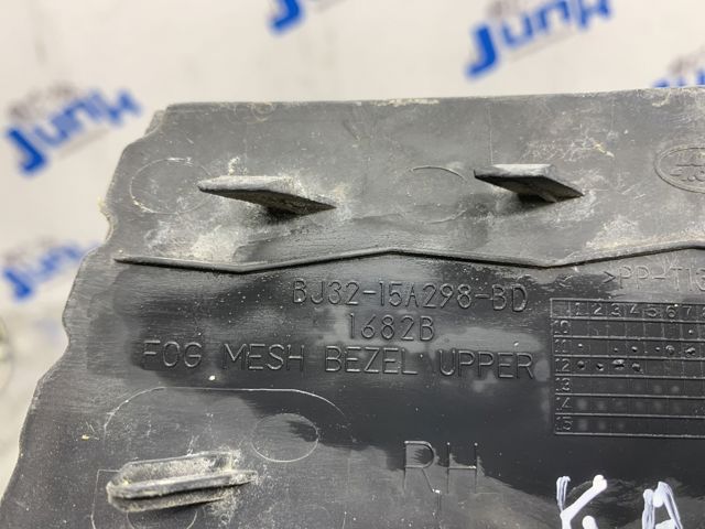 Решетка бампера переднего левая верхняя LR035093 LAND ROVER