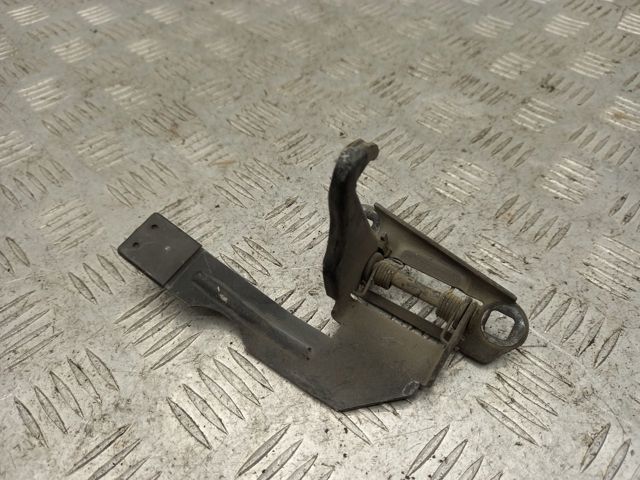 Стояк-крюк замка капота LR035401 LAND ROVER