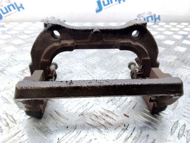 Скоба суппорта заднего LR036571 LAND ROVER