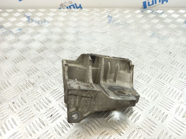 Кронштейн подушки (опоры) двигателя, правой LR037029 LAND ROVER