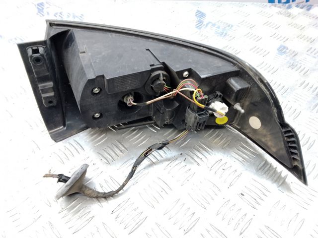 Фонарь задний правый LR037710 LAND ROVER