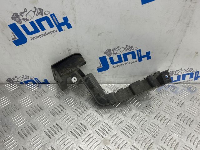 Правый кронштейн заднего бампера LR037915 LAND ROVER