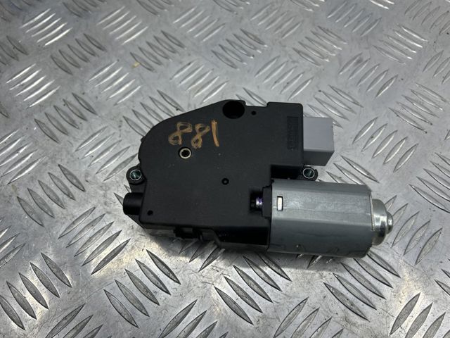 Мотор привода люка LR038280 LAND ROVER
