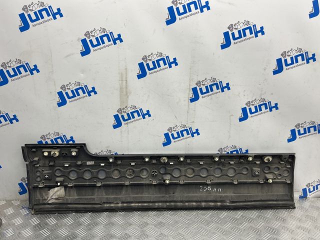 Молдинг двери передней правой нижний LR038845 LAND ROVER