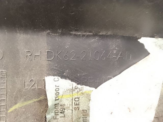 Молдинг передней правой двери, нижний LR044138 LAND ROVER