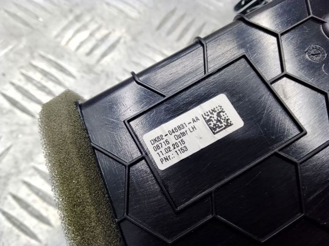 Решетка вентиляции салона на "торпедо", левая LR044686 LAND ROVER