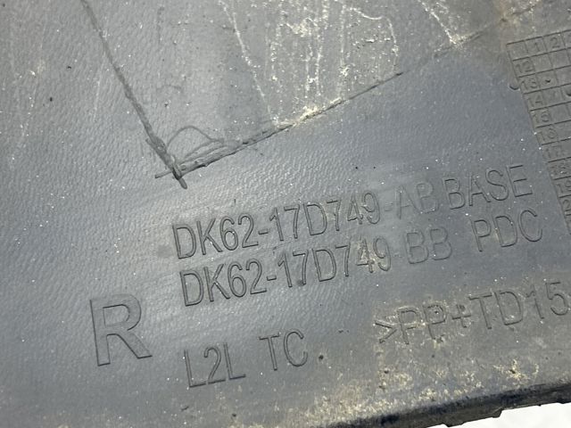 Передний правый клык бампера LR045052 LAND ROVER