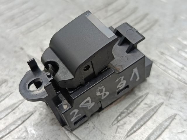 Кнопка стеклоподъемника передняя правая LR059773 LAND ROVER