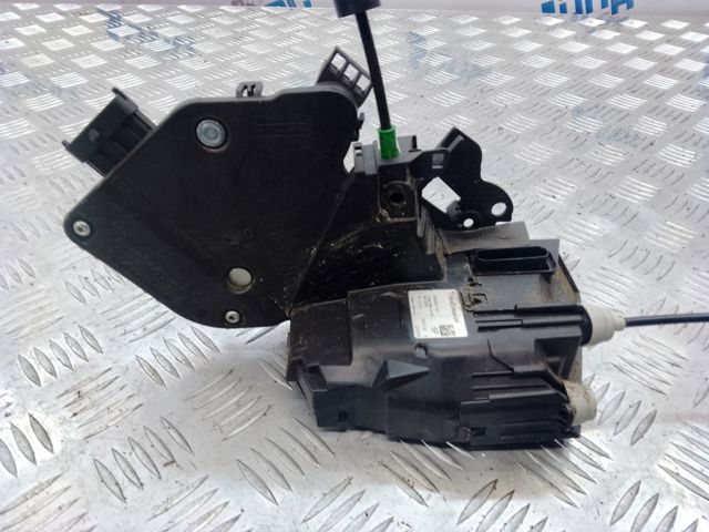 Замок двери задней левой LR063611 LAND ROVER