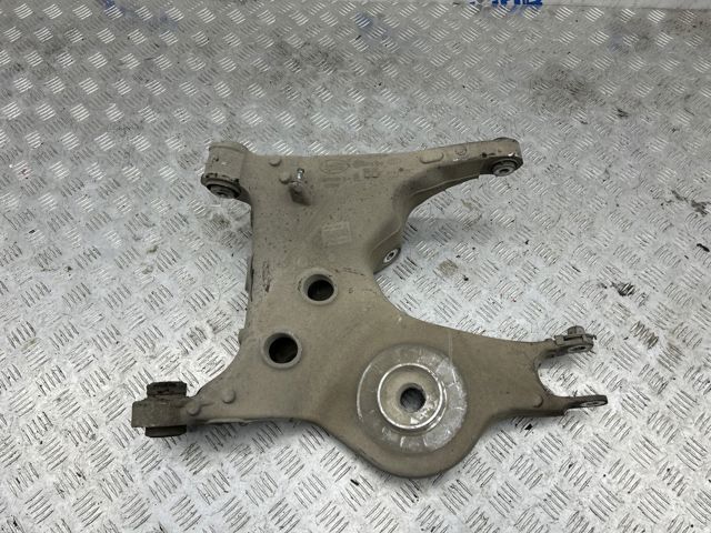 Рычаг задней подвески нижний, правый LR072652 LAND ROVER