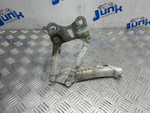 Шарнир капота правый LR088986 LAND ROVER