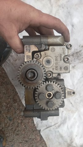 Насос маслозакачивающий 03G103537B VAG
