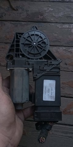 Мотор стеклоподъемника двери передней, левой 1C1959801001 VAG