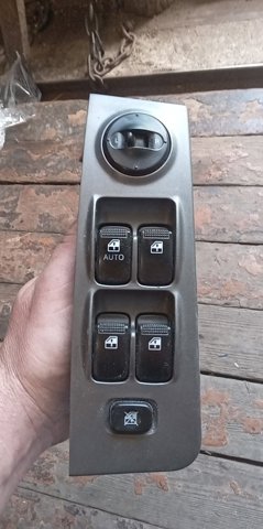 Кнопки переднего левого стекло подъёмника 9357017100YN HYUNDAI