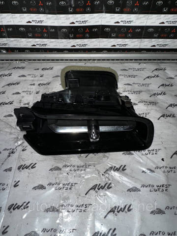 Решетка воздуховода правая 31688646 VOLVO