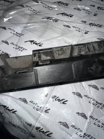Кронштейн наружной накладки порога левой 32216384 VOLVO