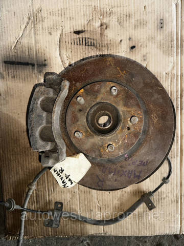 Кулак поворотный передний правый 400142Y000 NISSAN