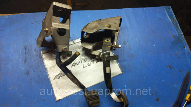 Педаль сцепления 4654095F0A NISSAN