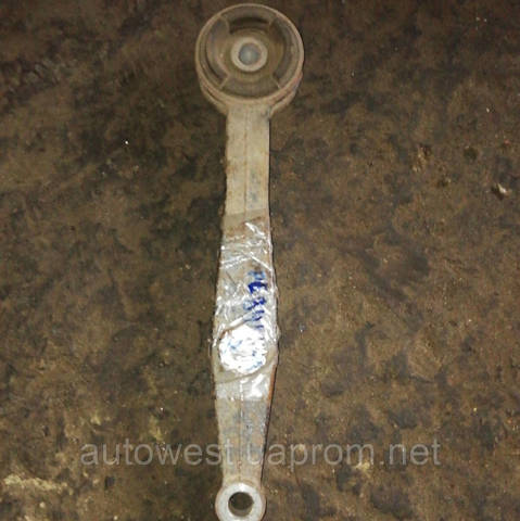 Кронштейн/траверса переднего редуктора, правая 5238060021 TOYOTA