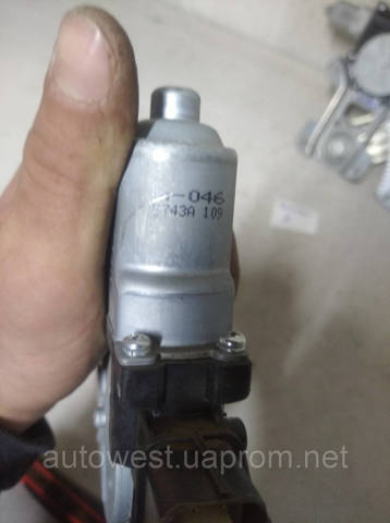 Мотор стеклоподъемника двери задней, правой 5743A109 MITSUBISHI
