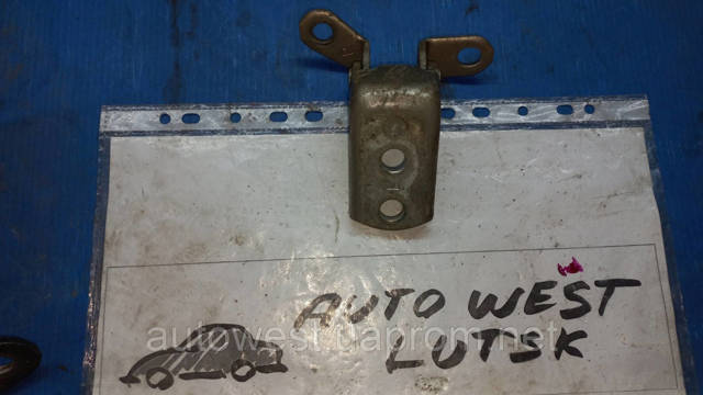 Дверной шарнир правый передний 6871033030 TOYOTA