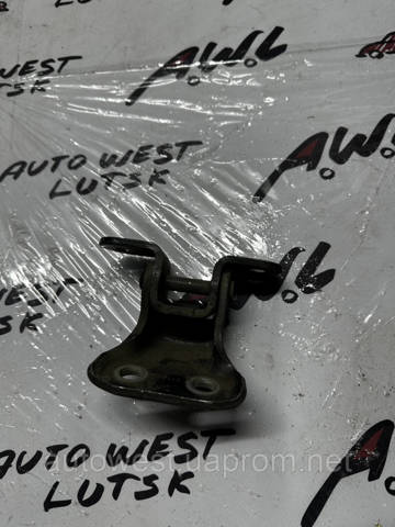 Дверной шарнир водительской вери 6874033021 TOYOTA